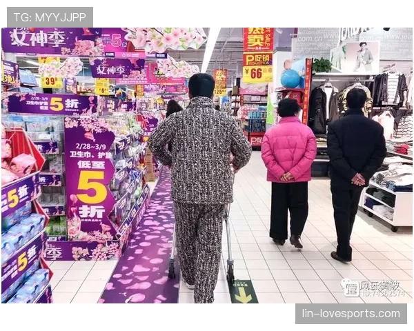 吴柳芳退役后开豪车逛超市，穿睡衣买菜像去走红毯